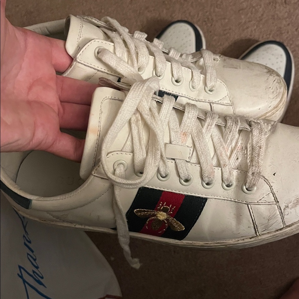 White Sneakers with Embroidered Bee